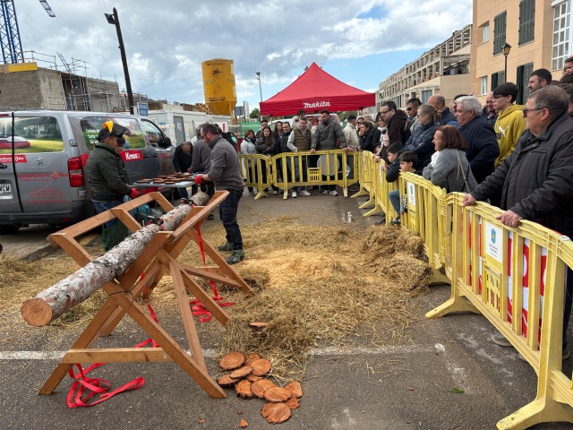 Concurso de motosierra en la Fira d'Andratx con público atento
