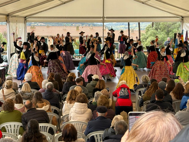 Grupo de bailarines en trajes tradicionales en la Fira d'Andratx