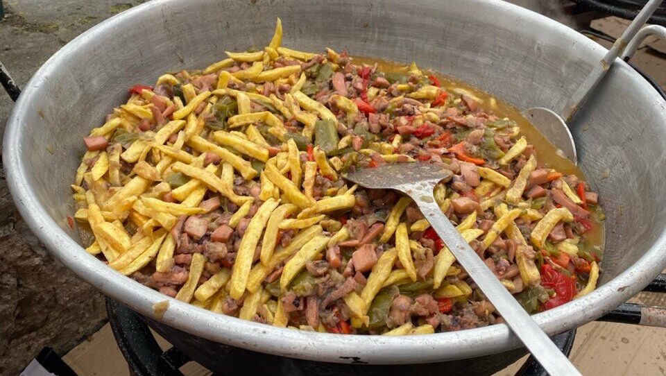 Plato de sepia guisada con patatas en la Fira de sa S&egrave;pia