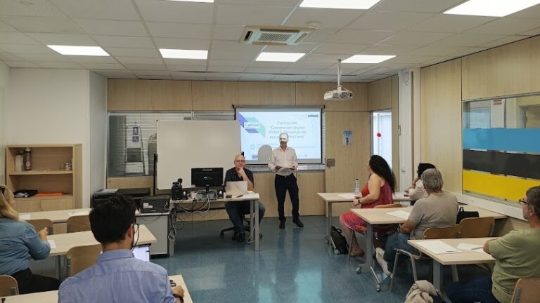 Clase de formaci&oacute;n en inteligencia artificial en Calvi&agrave; con participantes atentos.