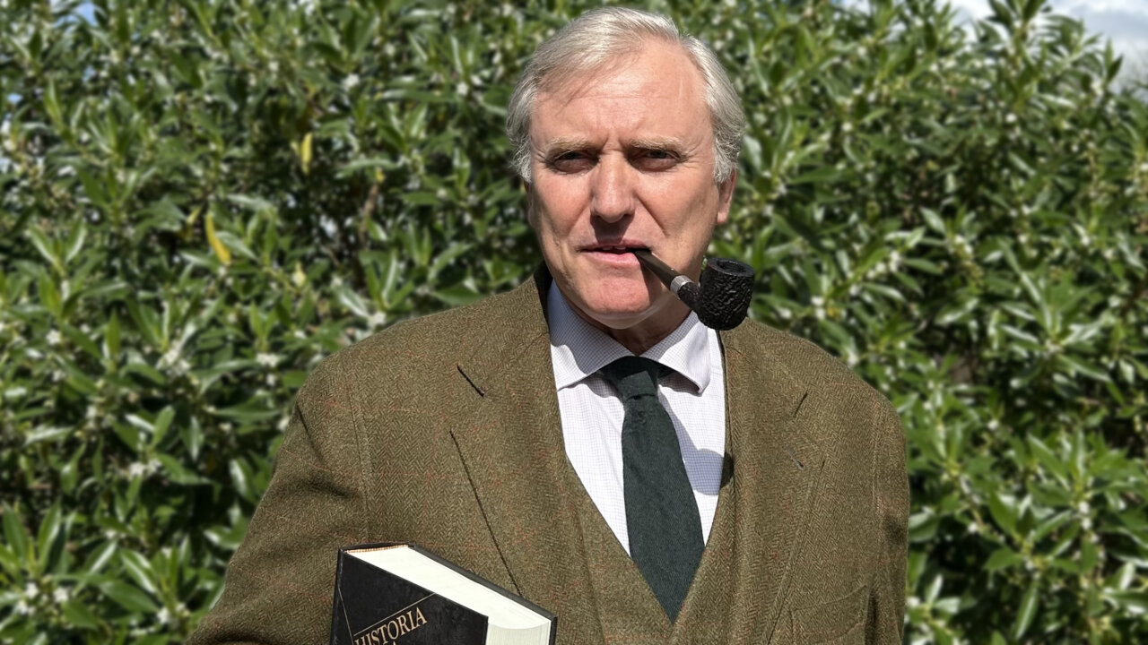 Hombre con pipa sosteniendo un libro titulado Historia