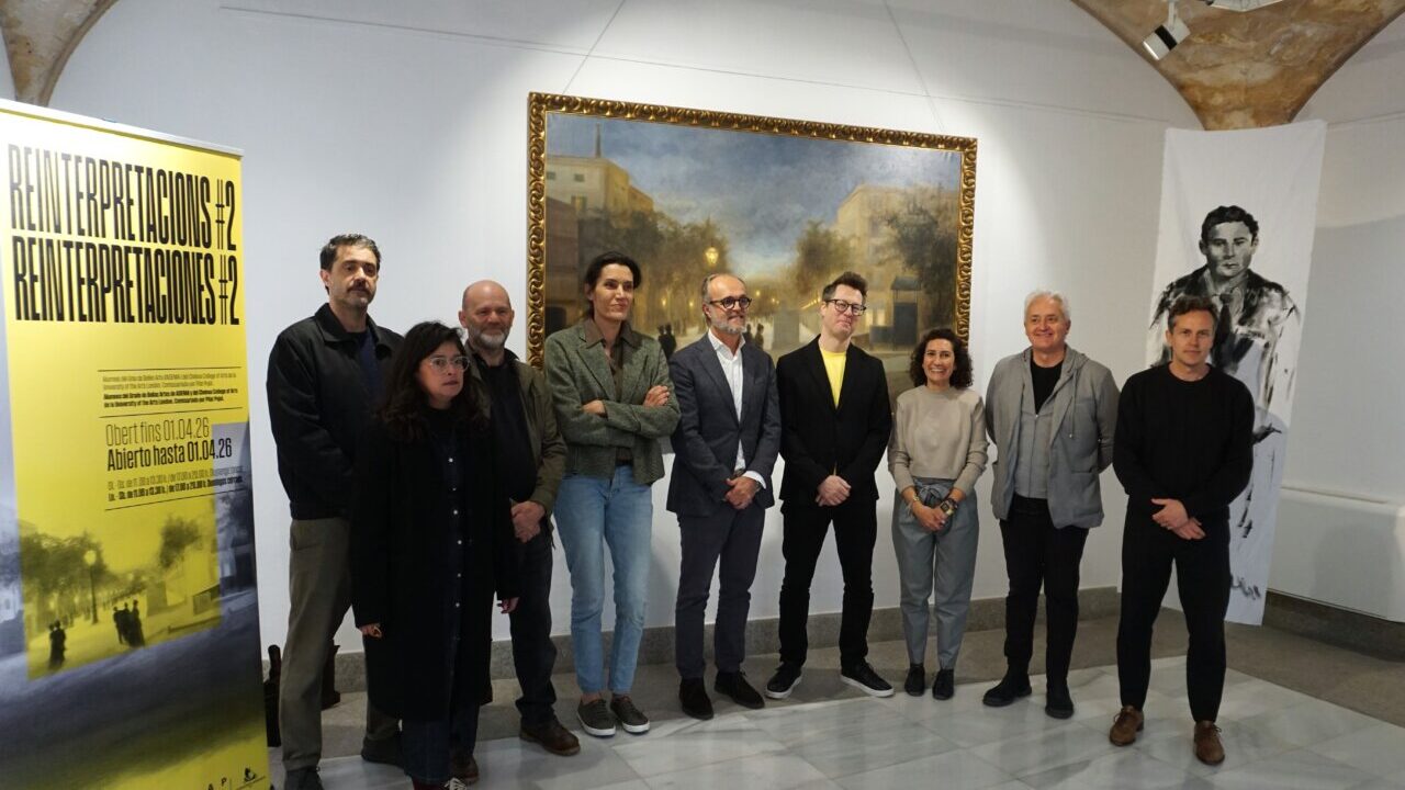 Grupo de personas en la presentaci&oacute;n de m&aacute;steres en arte y dise&ntilde;o
