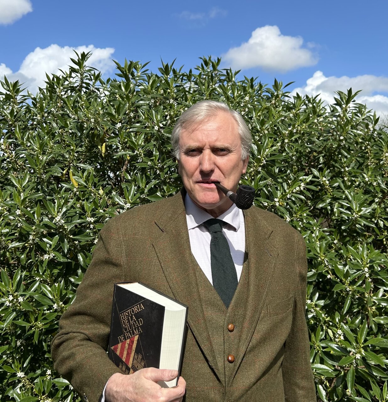 Hombre sosteniendo un libro sobre la historia de Palma