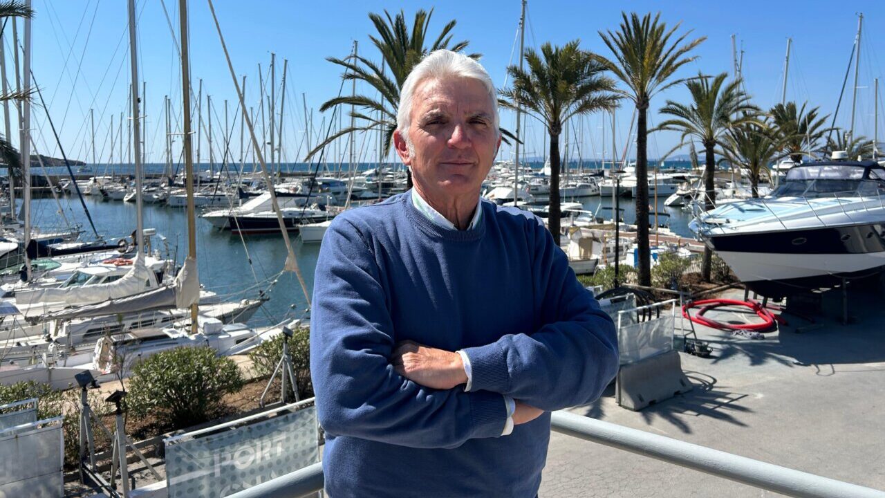 Gabriel Dol&ccedil;, presidente de Fanmed, en el Club N&aacute;utico de s'Arenal con barcos al fondo.