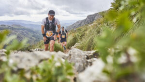 Corredores subiendo en la Galatz&oacute; Trail de Calvi&agrave; con paisajes monta&ntilde;osos
