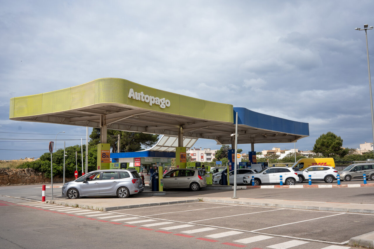 Gasolinera Carrefour con autos en la estaci&oacute;n de servicio