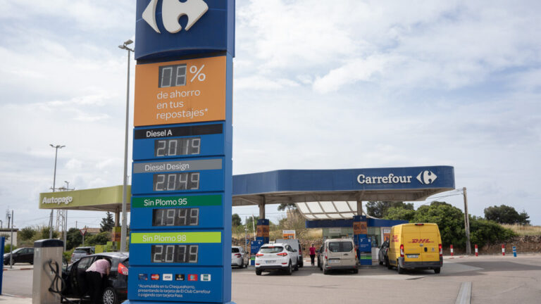 Gasolinera Carrefour con precios de combustible visibles en el cartel
