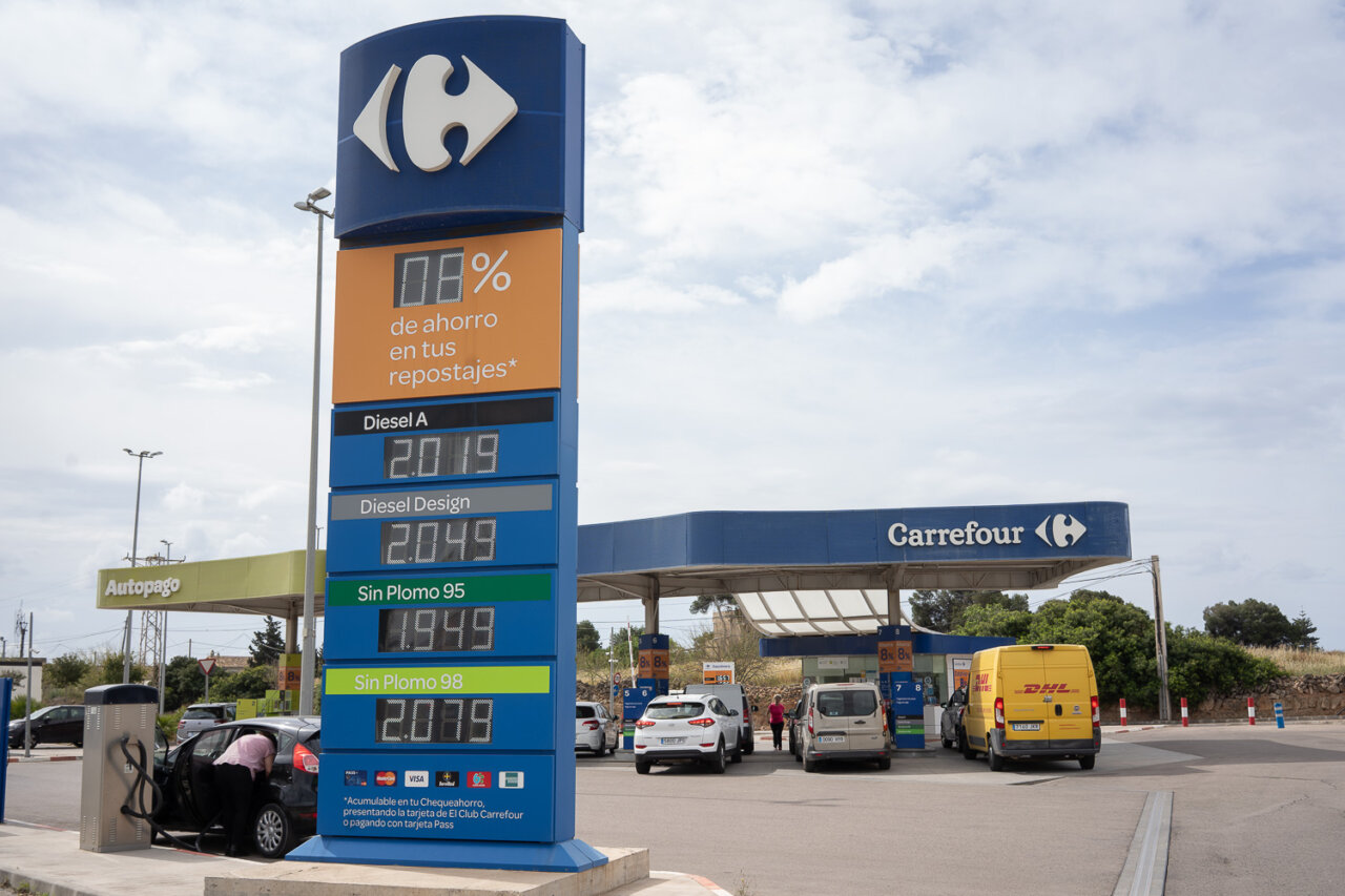 Gasolinera Carrefour con precios de combustible visibles en el cartel