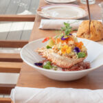 Plato gourmet con mariscos y flores comestibles en Calvi&agrave;