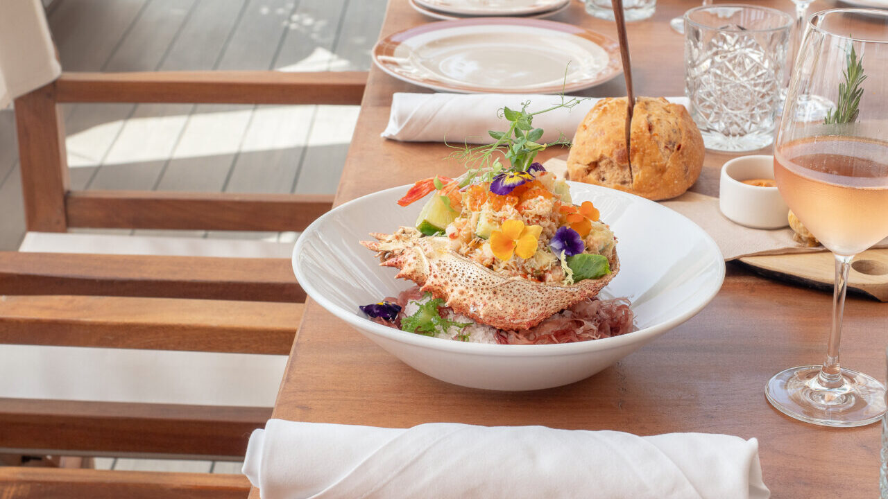 Plato gourmet con mariscos y flores comestibles en Calvi&agrave;