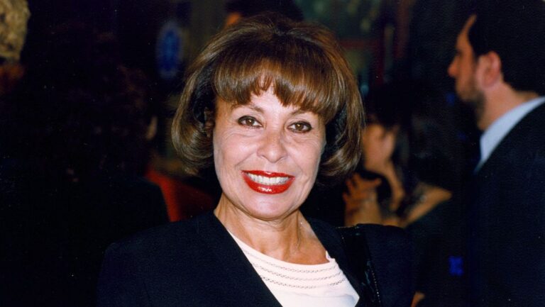 Gemma Cuervo sonriendo en un evento, con cabello corto y labios rojos.