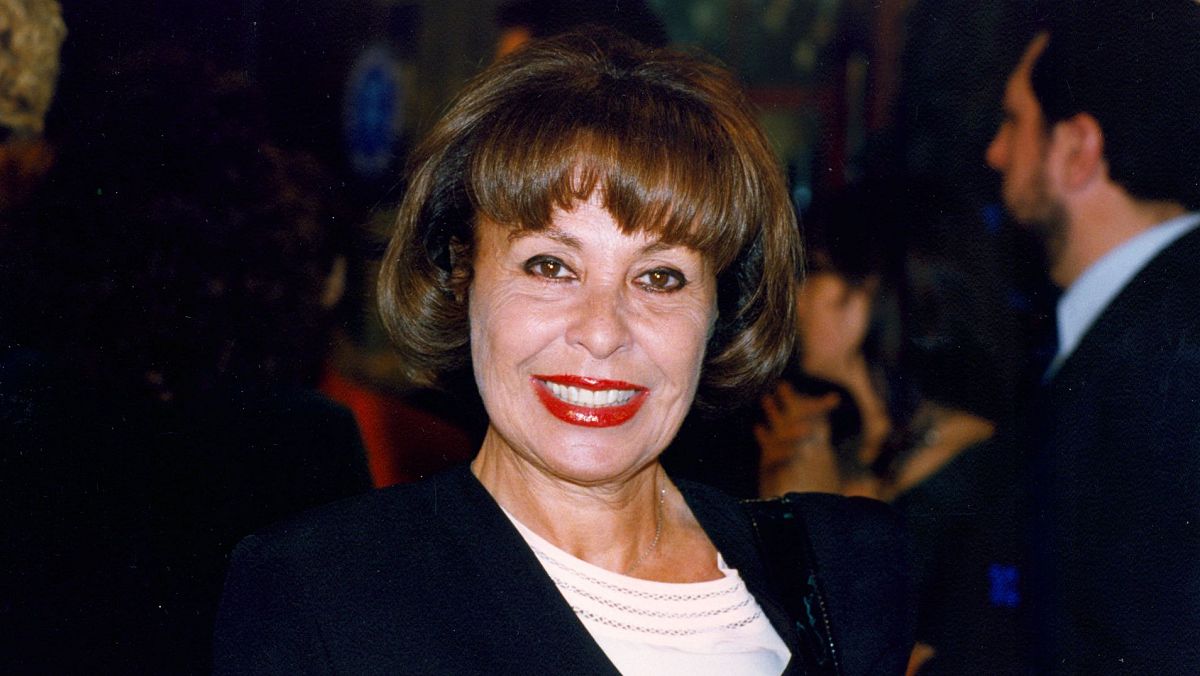 Gemma Cuervo sonriendo en un evento, con cabello corto y labios rojos.