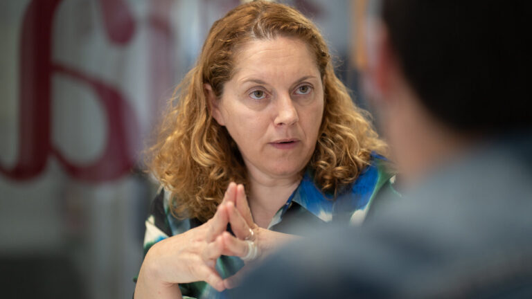 Ana Bel&eacute;n Velasco, gerente en Baleares de la Asociaci&oacute;n contra el c&aacute;ncer, en una reuni&oacute;n.