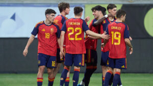 Jugadores de la selecci&oacute;n sub-21 de Espa&ntilde;a celebrando un gol en Chipre