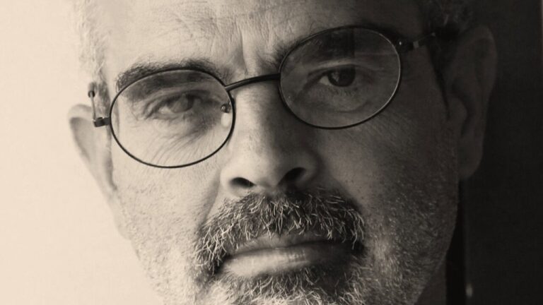 Retrato del escritor portugu&eacute;s Gon&ccedil;alo M. Tavares con gafas