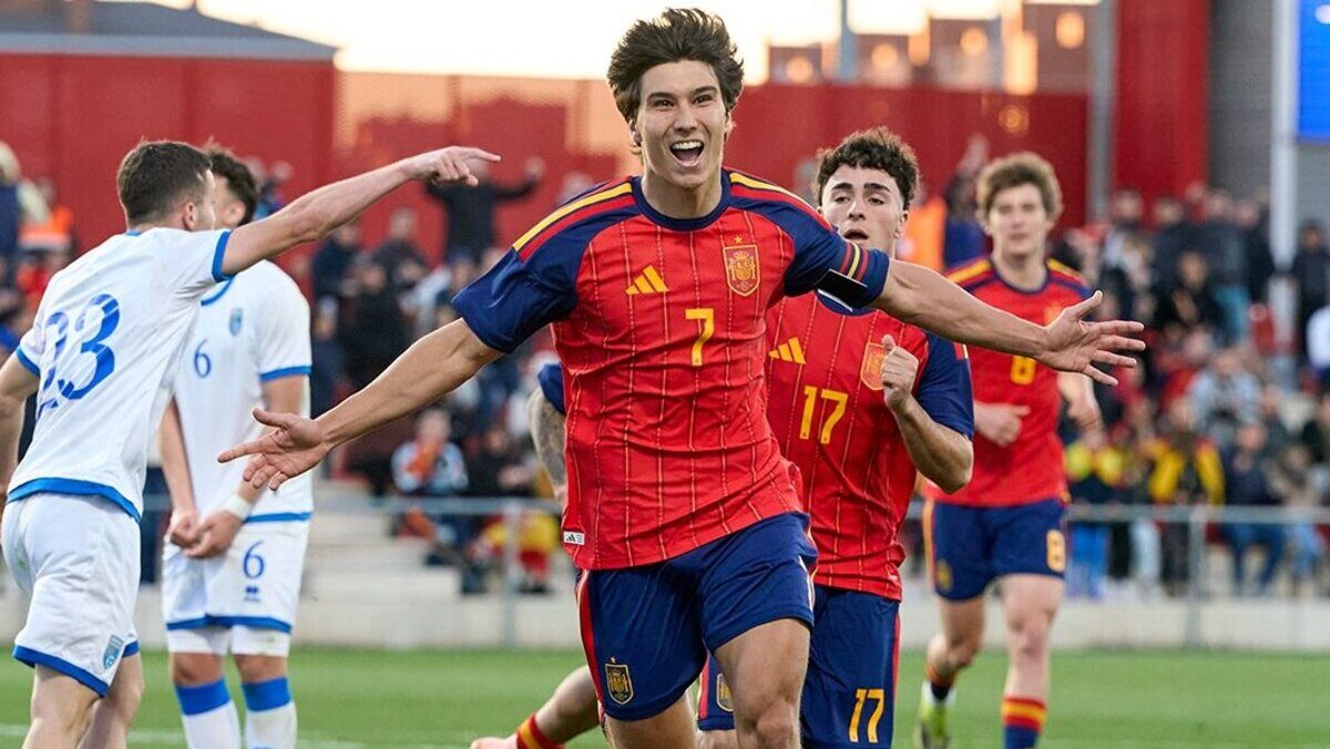 Gonzalo celebra un gol con la selecci&oacute;n sub-21 de Espa&ntilde;a
