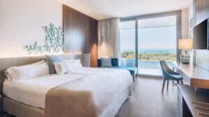 Habitaci&oacute;n moderna de hotel con vista al mar y decoraci&oacute;n elegante