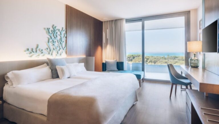 Habitaci&oacute;n moderna de hotel con vista al mar y decoraci&oacute;n elegante