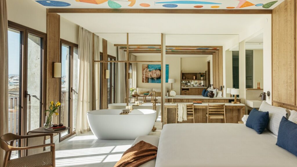 Interior de una habitaci&oacute;n moderna en Meli&aacute; Hotels International con decoraci&oacute;n elegante