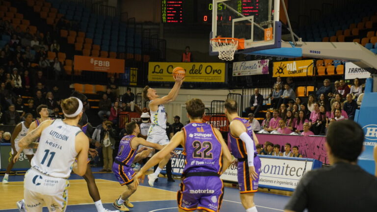 Jugador del Hestia Menorca lanzando a canasta durante un partido de baloncesto