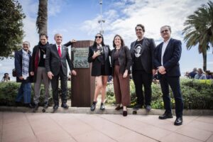 Rossy de Palma descubriendo una placa en el Festival de M&aacute;laga con varios asistentes.