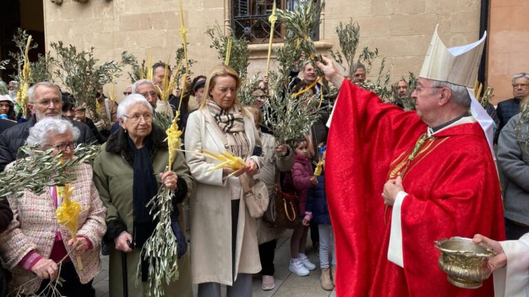 El obispo de Mallorca bendiciendo ramos en la Catedral durante la Semana Santa.