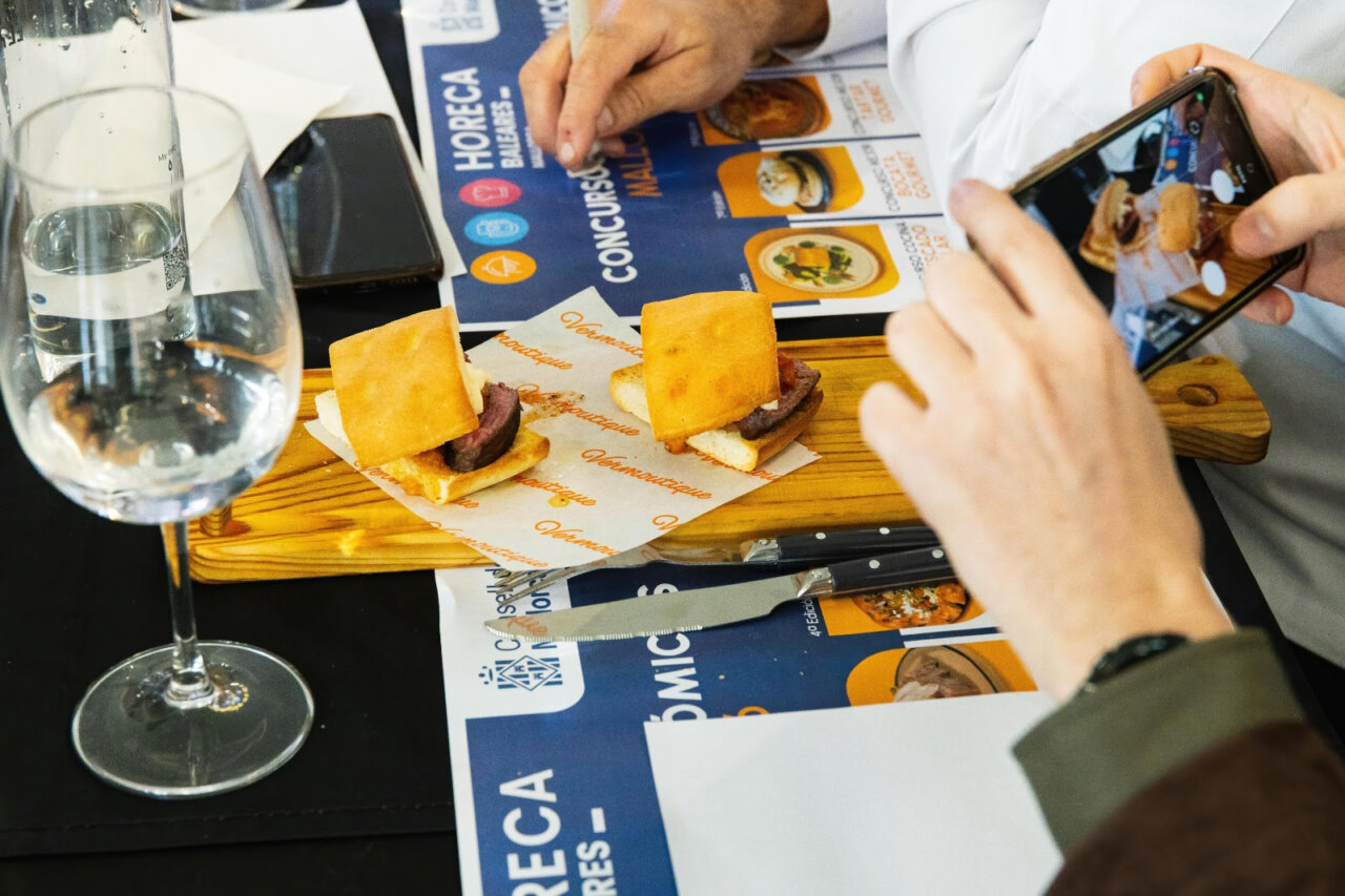 Plato de comida gourmet en HORECA Baleares 2026 con concurso gastron&oacute;mico
