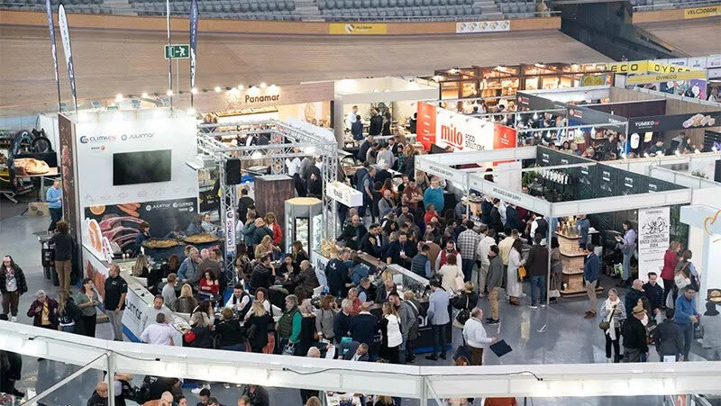 Vista a&eacute;rea de la feria HORECA Baleares 2026 con numerosos asistentes y expositores.