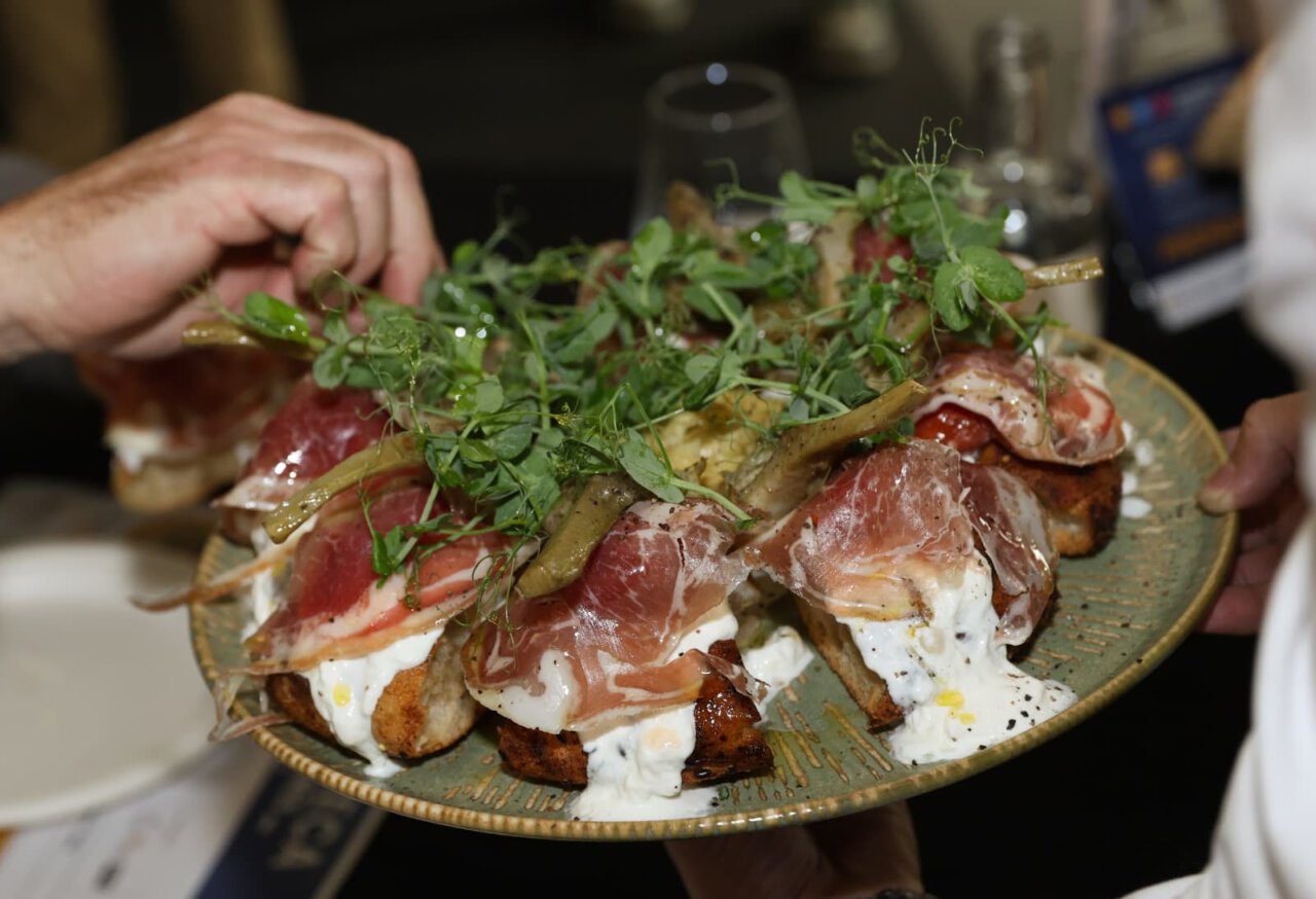 Plato de tapas con jam&oacute;n y hierbas frescas en HORECA Baleares 2026