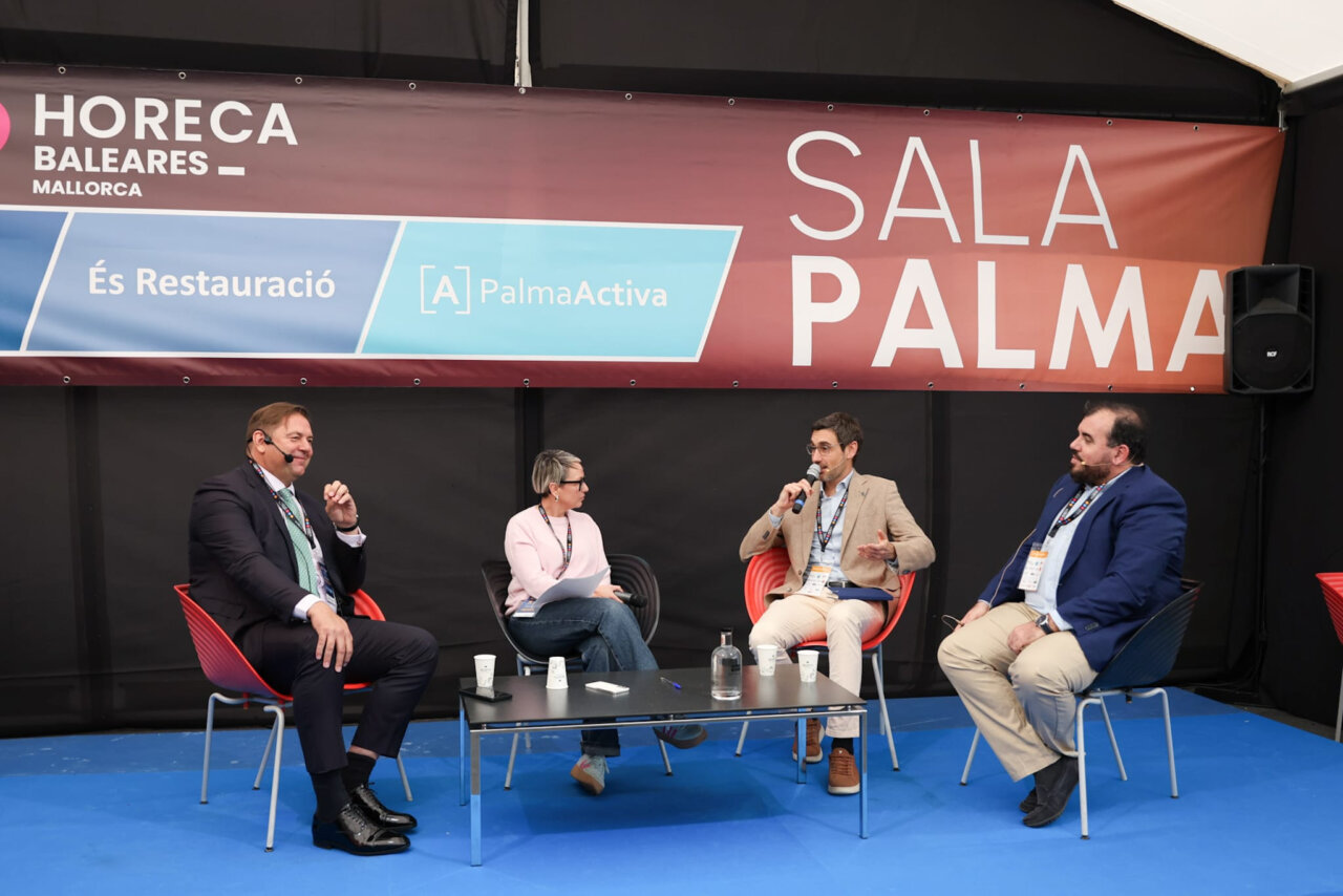 Panel de discusi&oacute;n en la feria HORECA Baleares 2026 con varios ponentes.