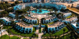 Vista a&eacute;rea de un hotel con piscina y jardines