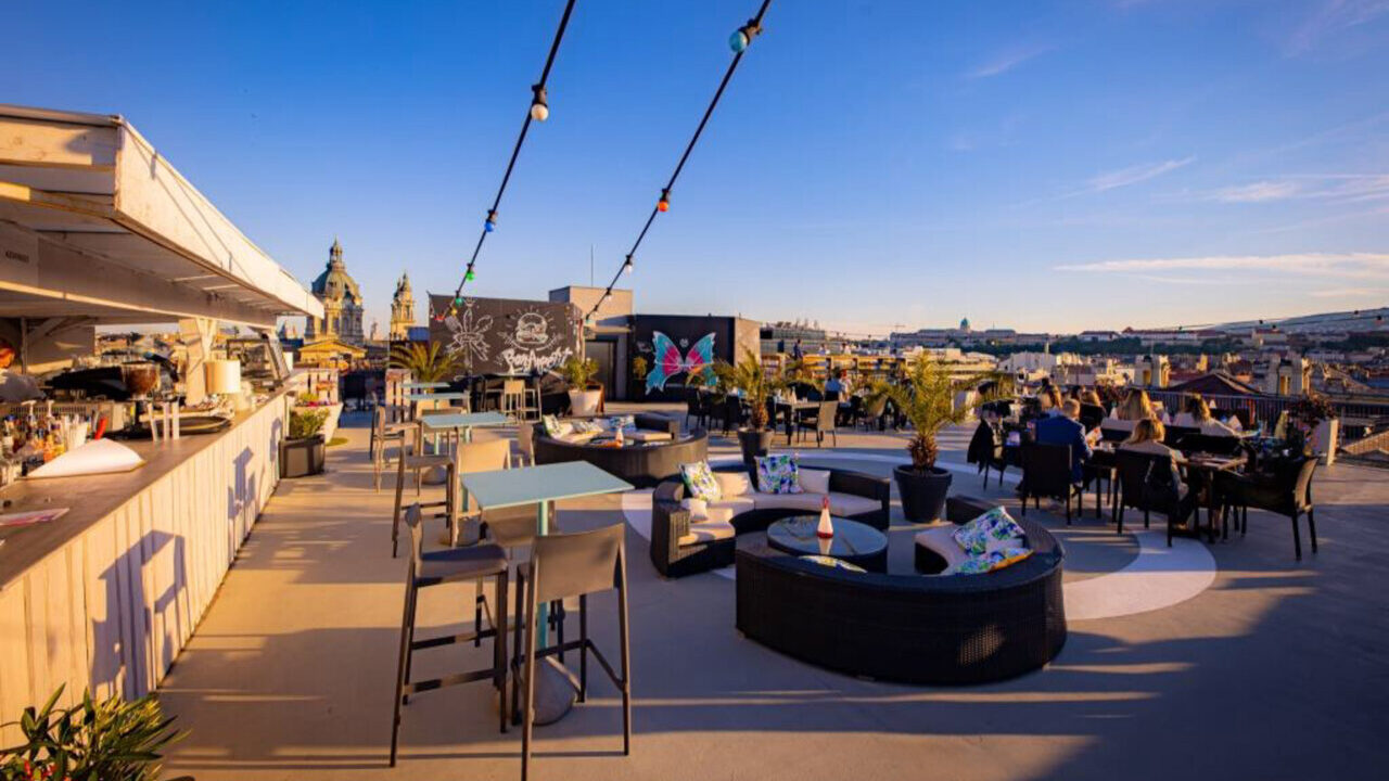 Terraza del Hotel President en Budapest con vistas panor&aacute;micas