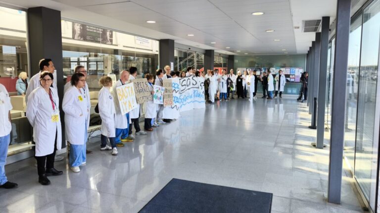 Protesta de médicos en Mallorca con pancartas durante la huelga