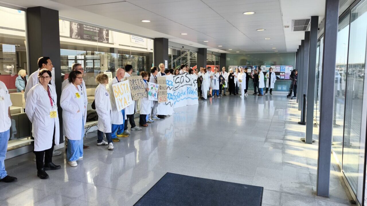 Protesta de m&eacute;dicos en Mallorca con pancartas durante la huelga
