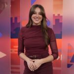 Ant&ograve;nia Ferrer presentando el programa Dissabte Directe en un estudio de televisi&oacute;n