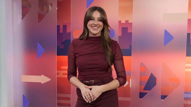 Ant&ograve;nia Ferrer presentando el programa Dissabte Directe en un estudio de televisi&oacute;n