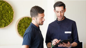 Dos profesionales discutiendo en un entorno laboral de Iberostar