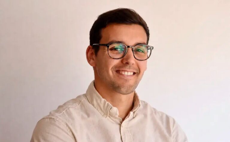 Ignacio Flores, nuevo director del Institut d'Estudis Bale&agrave;rics, sonriendo en una foto