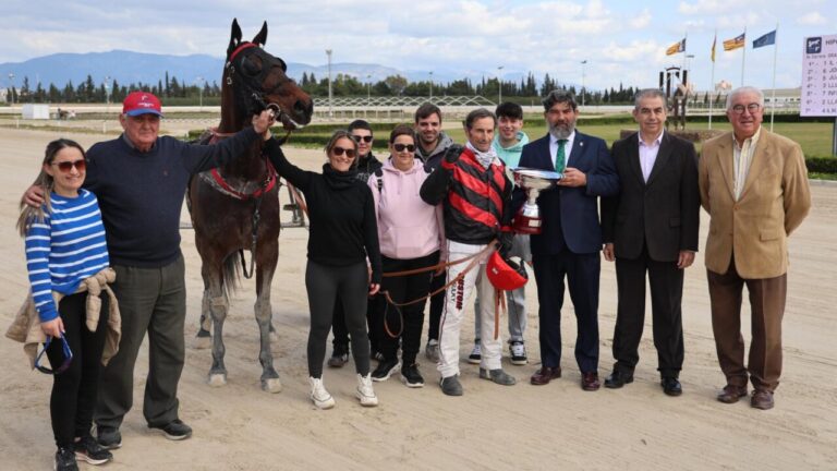 Celebraci&oacute;n del ganador Il Capo Mar en el hip&oacute;dromo Son Pardo