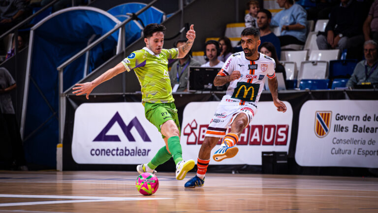 Jugadores de futsal en un partido entre Illes Balears y Etoile Lavalloise