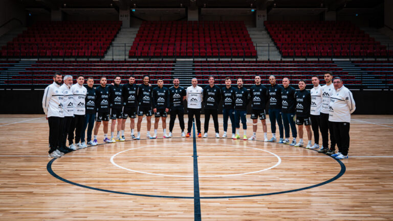 El equipo Illes Balears Palma Futsal posando en el Komandu Sporta Spēļu Halle de Riga