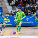 Jugadores de futsal en un partido entre Illes Balears y Peñíscola