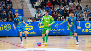 Jugadores de futsal en un partido entre Illes Balears y Pe&ntilde;&iacute;scola