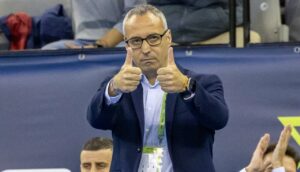 Entrenador del Illes Balears Palma Futsal celebrando con pulgares arriba