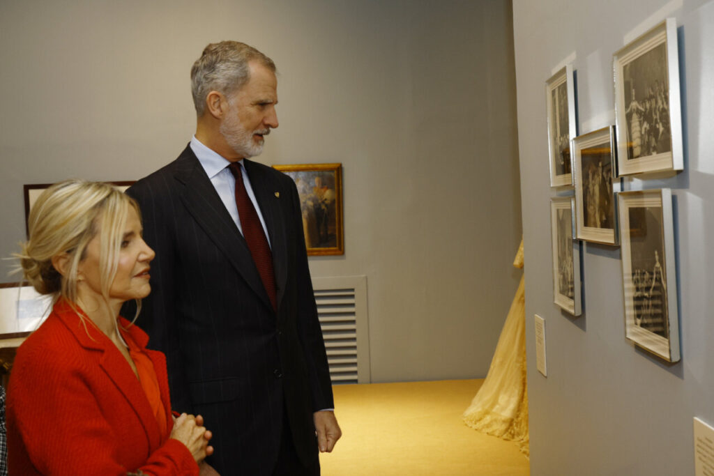 El Rey Felipe y una mujer observan fotograf&iacute;as en la exposici&oacute;n Cayetana.