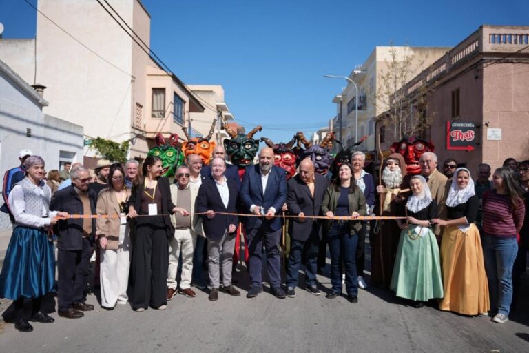 Inauguración de feria en Son Ferriol con alcalde y asistentes