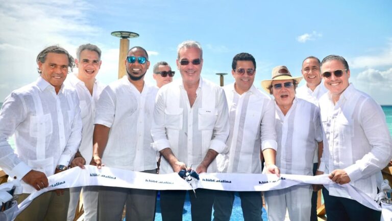 Inauguraci&oacute;n del muelle Kl&uuml;bCatalina en Rep&uacute;blica Dominicana con autoridades presentes.