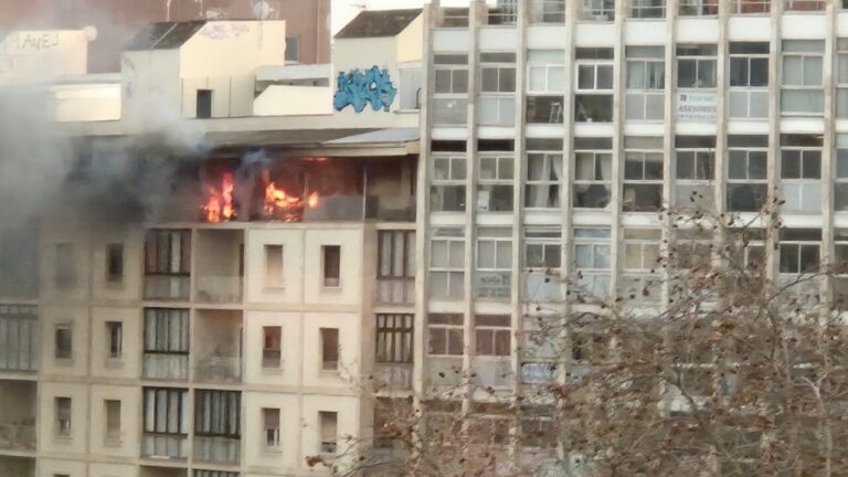 Incendio en un &aacute;tico en las Avenidas de Palma con llamas visibles