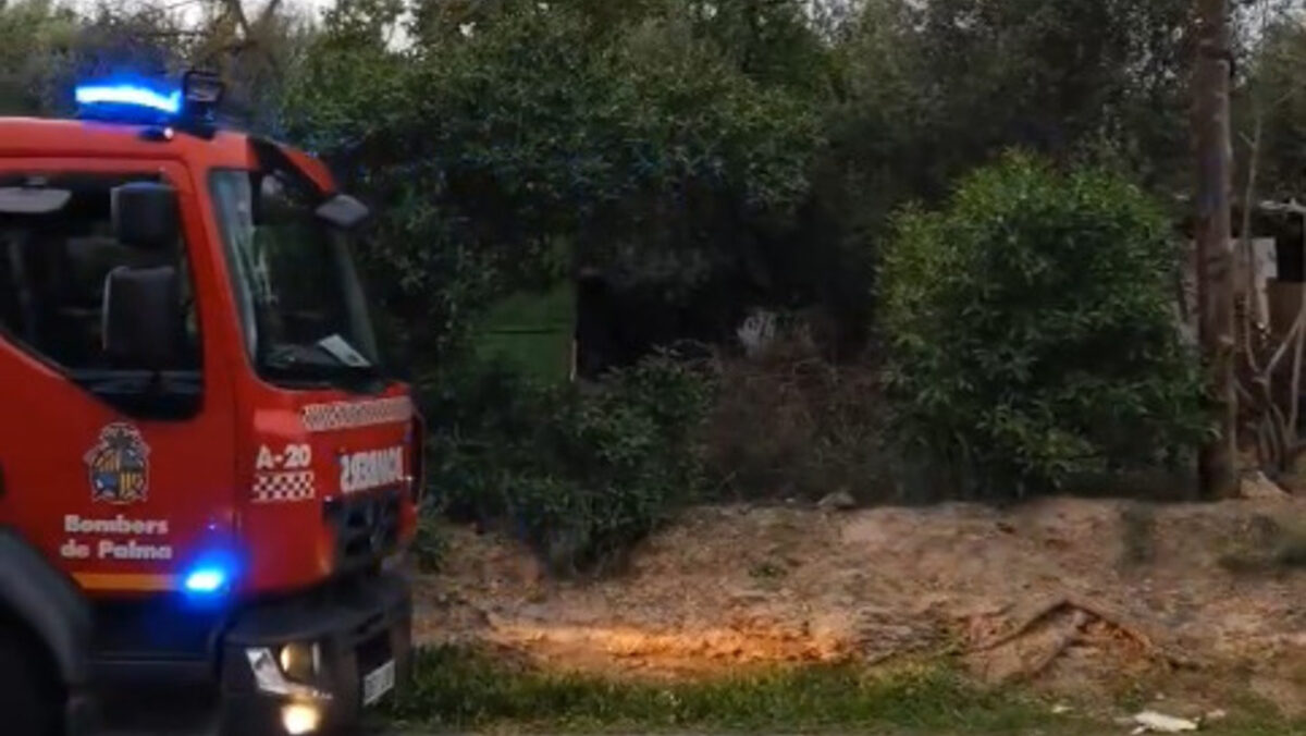 Cami&oacute;n de bomberos en el lugar de un incendio en Palma