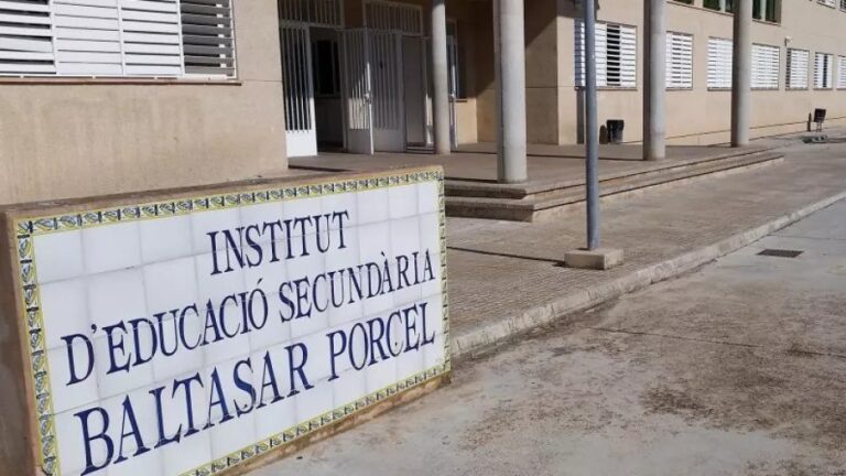 Fachada del Instituto de Educaci&oacute;n Secundaria Baltasar Porcel en Andratx